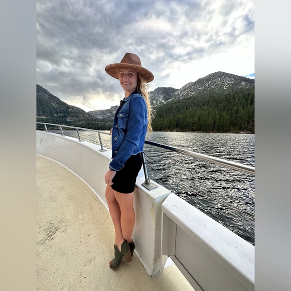 Meet your Posher, Sophia - Picture 2 of 3